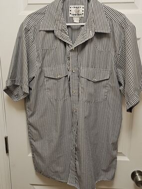 Men's Black & White Striped Short-Sleeve Button-Down Shirt